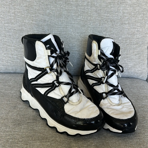 Sorel, white and black lace up waterproof boots - Picture 5 of 11